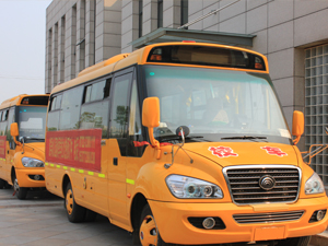 全新的幼兒園校車